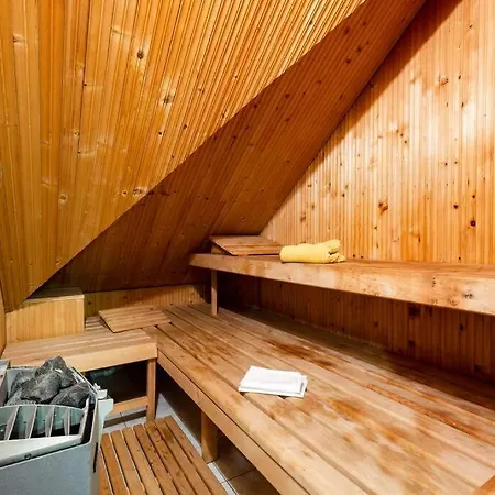 Rooftop 180m2 Loft With Private Sauna, דירה